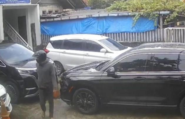 Aksi Curanmor Terekam CCTV di Otista III Jakarta Timur, Pelaku Gagal Bawa Kabur Motor