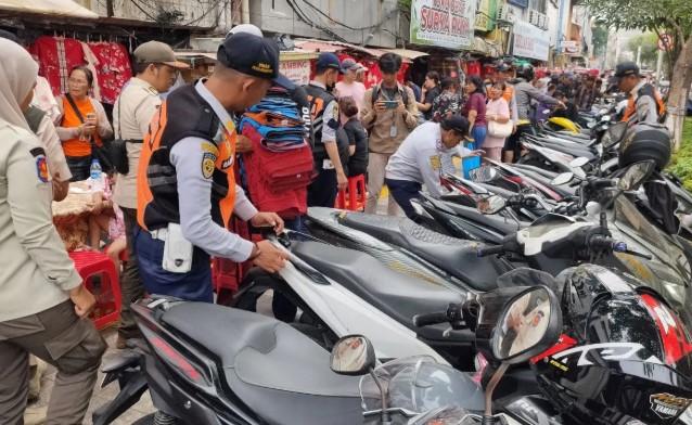 Operasi Cabut Pentil di Glodok, 45 Motor Parkir Liar Ditindak dan Satu Truk Lapak PKL Diangkut