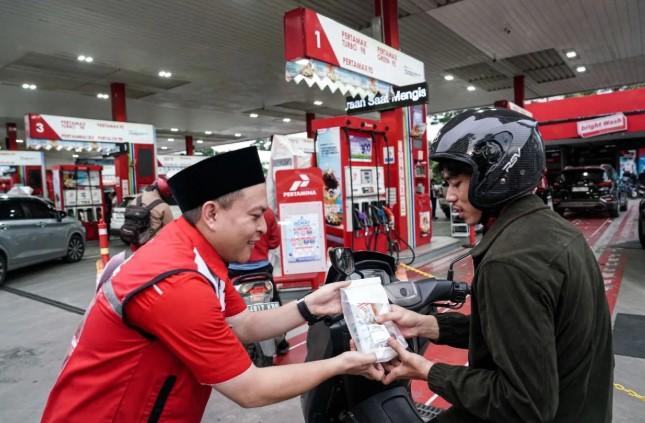 Pertamina Patra Niaga Bagikan Takjil di SPBU Strategis untuk Pengendara Selama Ramadan 2026