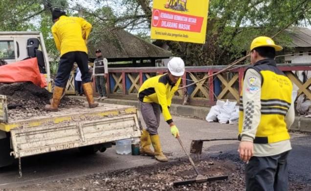 Bina Marga Jaktim Perbaiki Jalan Kampung Kramat Setu yang Amblas