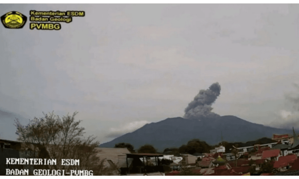 Gunung Marapi Erupsi, Semburkan Abu Vulkanik Setinggi 1.500 Meter