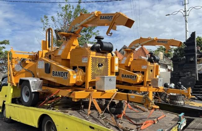 Kementerian Lingkungan Hidup Serahkan Mesin Penghancur Kayu untuk Tangani Sampah Kiriman di Pantai Badung