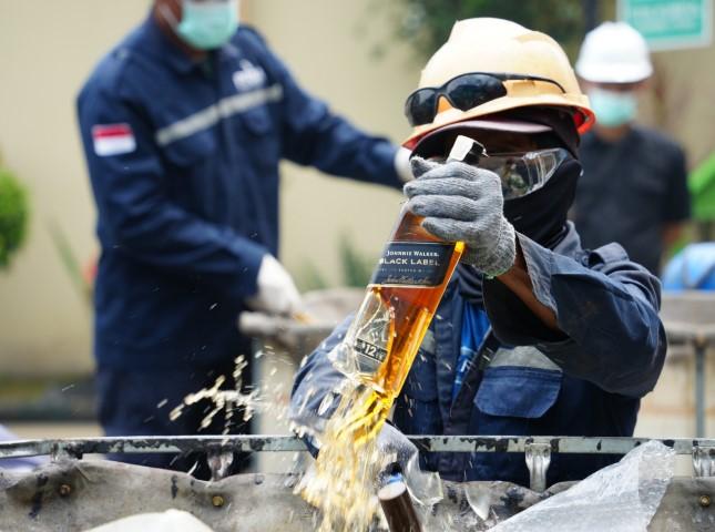 Bea Cukai Musnahkan 7 Juta Batang Rokok Ilegal dan Ratusan Liter Miras Ilegal di Jatim