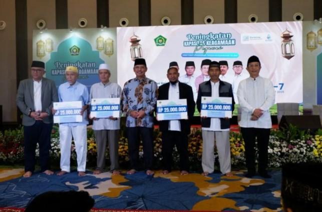 Kemenag Salurkan Santunan Rp100 Juta untuk Yayasan Anak Yatim dalam Program Peningkatan Kapasitas Keagamaan Pegawai