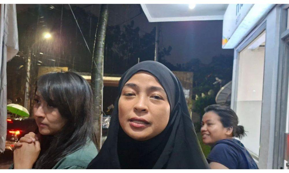 Tantri Kotak Kenang Kebaikan Vidi Aldiano Saat Melayat di Rumah Duka Jakarta Selatan