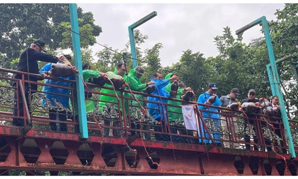 Dirjen Bimas Buddha Sebut Penebaran Ekoenzim di Sungai Jeletreng Wujud Praktik Ekoteologi