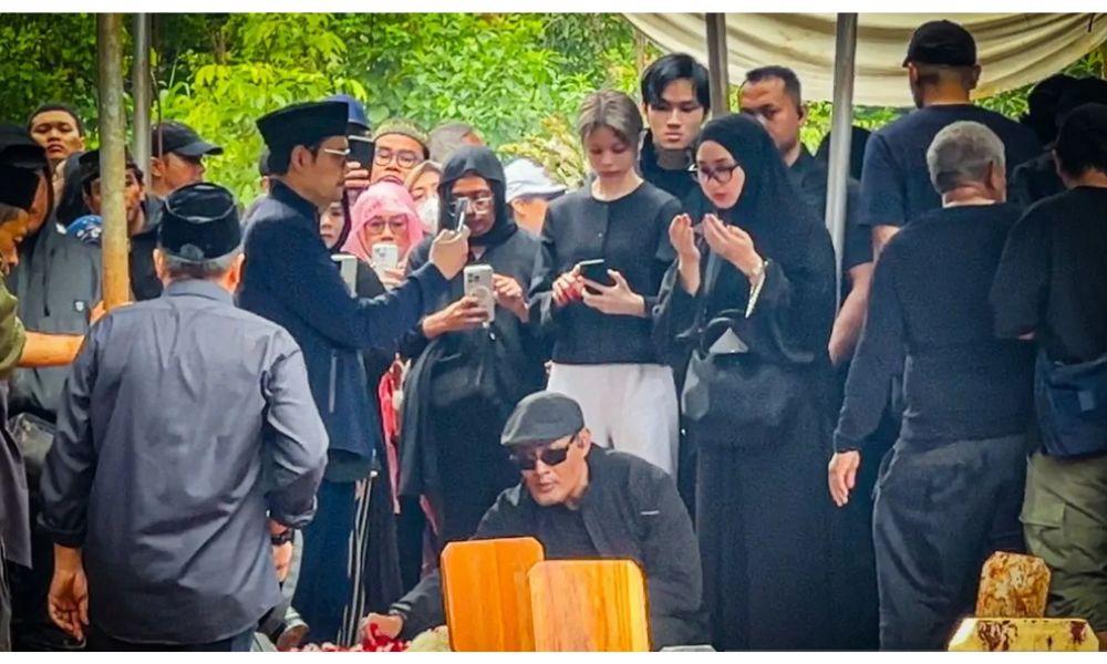 Sejumlah Artis dan Selebritas Hadiri Pemakaman Vidi Aldiano di TPU Tanah Kusir