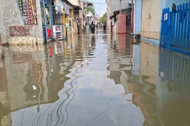 Banjir Setinggi 60 Cm Rendam Permukiman Pulo Indah, Duri Kosambi Jakarta Barat