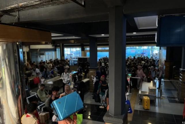 Arus Balik Lebaran H+2, Ribuan Pejalan Kaki Padati Pelabuhan Bakauheni