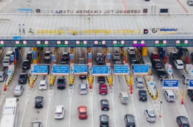 Jasamarga Operasikan 22 Gardu di GT Cikatama untuk Urai Kepadatan Arus Balik Lebaran