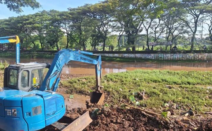 Sudin SDA Jakarta Selatan Keruk Kali Cideng untuk Cegah Banjir di Kawasan Tebet dan Setiabudi
