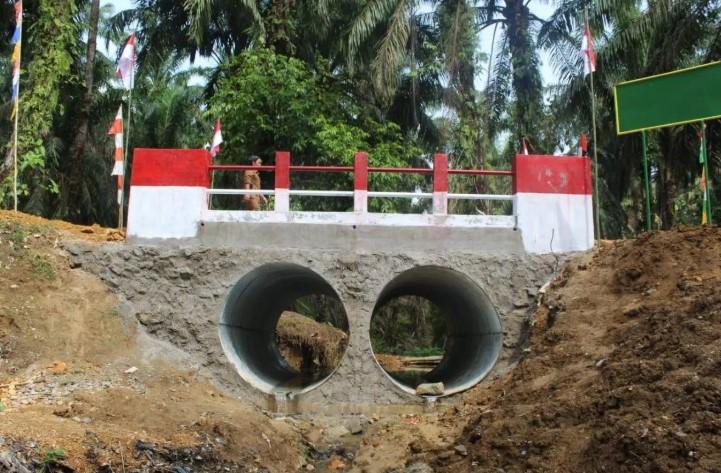 TNI Rampungkan Dua Jembatan Armco di Labura untuk Permudah Akses Warga Pasca-Bencana
