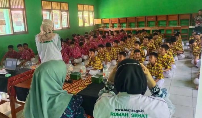 Program Rumah Sehat Baznas Berikan Layanan Gratis dan Edukasi Bahaya Merokok bagi Pelajar di Pesawaran