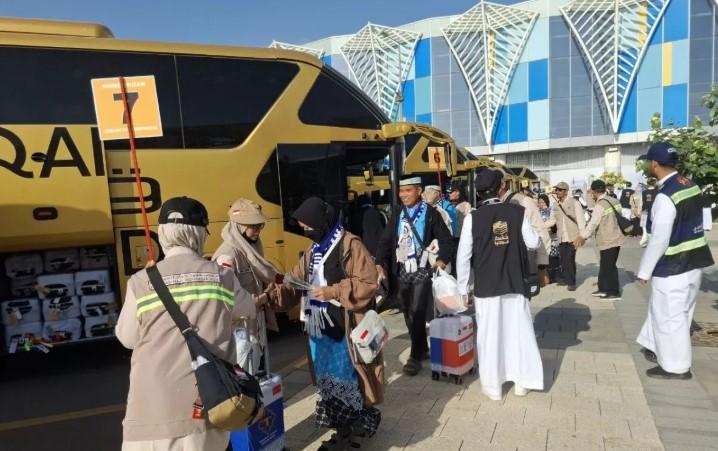PPIH Atur Penempatan Jamaah Haji per Rombongan di Bus Bandara Demi Kelancaran Layanan
