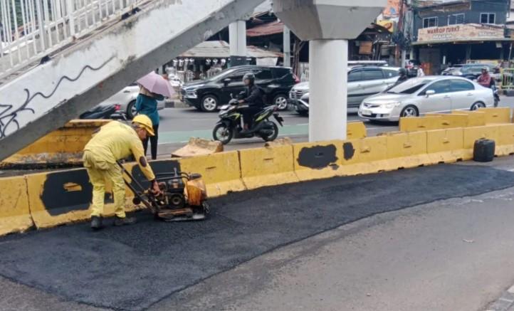 Pemkot Kramat Jati Perkuat Jalan dengan Aspal Baru untuk Tekan Risiko Kecelakaan