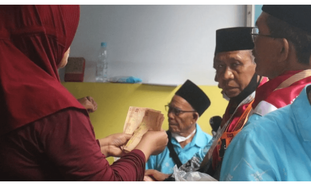 Jamaah Haji Lombok Padati Penukaran Uang di Asrama Haji Mataram Jelang Keberangkatan ke Arab Saudi