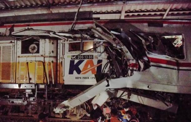 Basarnas Sebut Tiga Penumpang Masih Terjepit, Evakuasi Dilakukan dengan Pemotongan Gerbong KRL