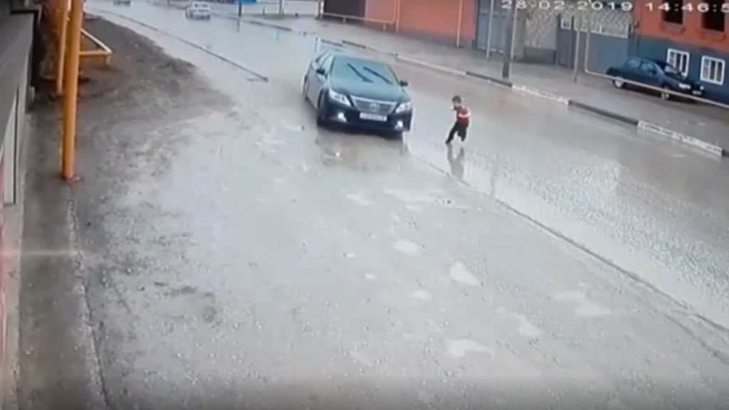 Ajaib! Detik-detik Bocah Hampir Menjadi Korban Kecelakaan Maut