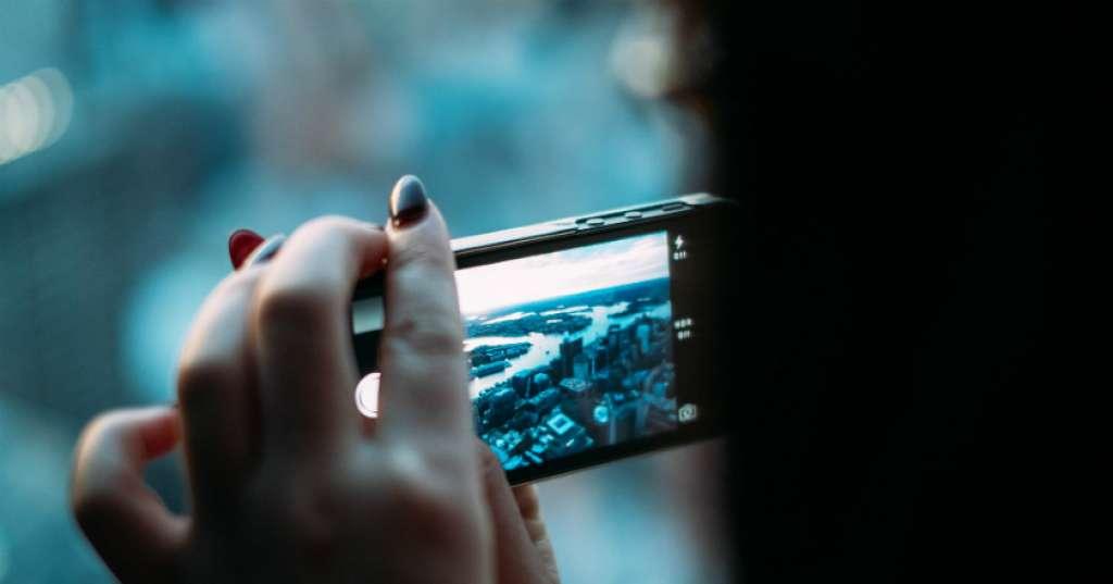 Benarkah Cahaya Biru dari Smartphone Bisa Sebabkan Kebutaan?