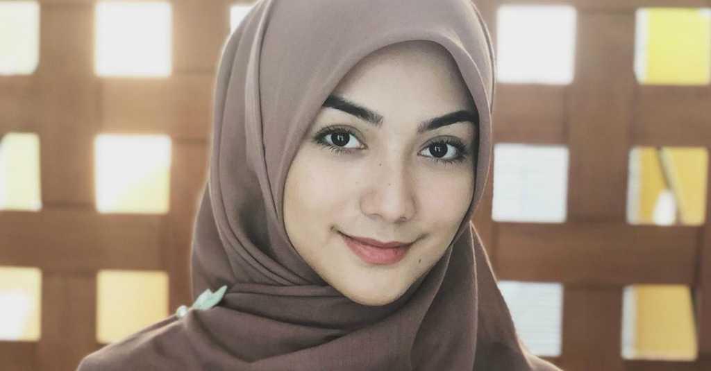 Cantik dengan Gaya Hijab ala Citra Kirana