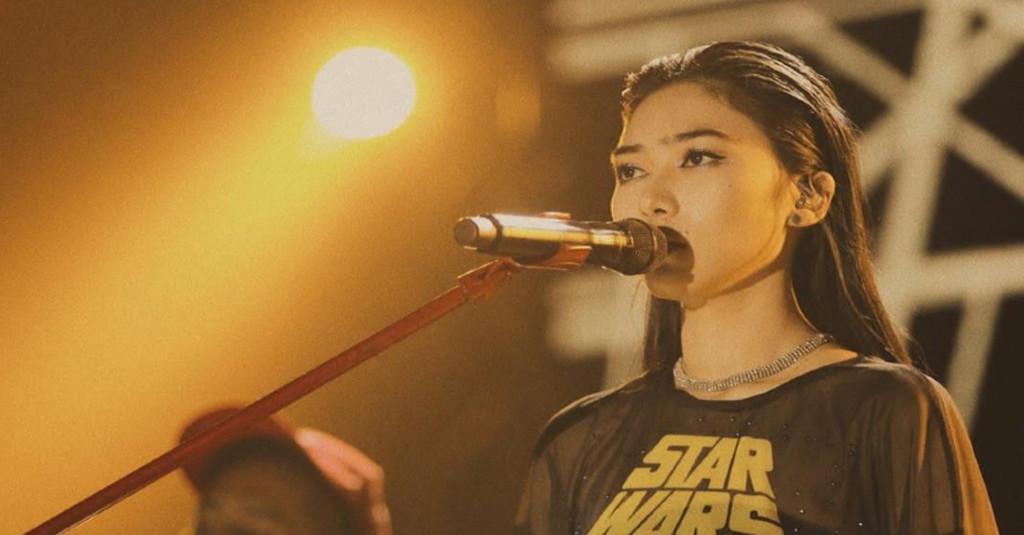 Isyana Sarasvati Lelang Sweater Edisi Terbatas untuk Berdonasi