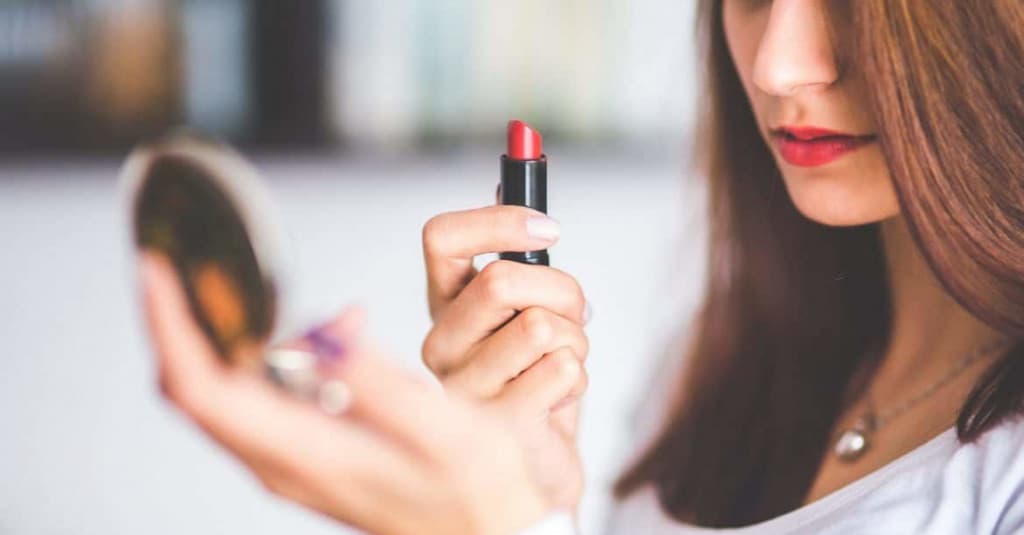 Trik Pakai Lipstik Agara Terlihat Lebih Muda Saat Mengikuti Rapat Virtual
