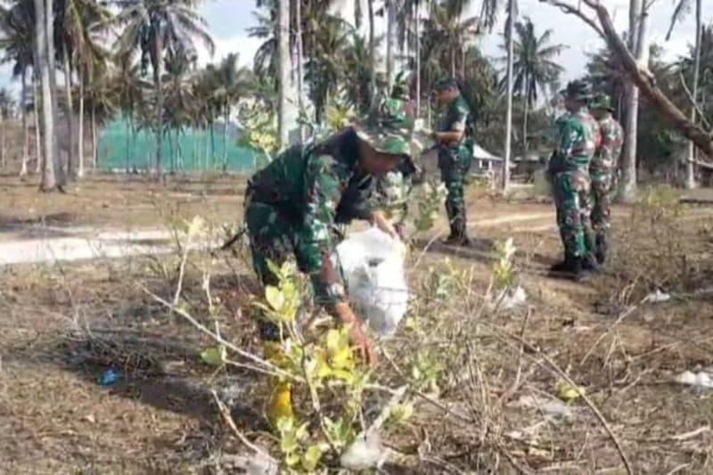 Jelang MotoGP Mandalika, TNI-Polri Bersihkan Pantai Serenting di KEK