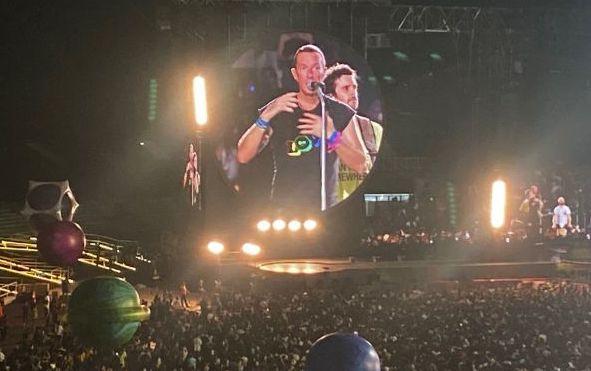 Sempat Diduga Pro LGBT, Coldplay Ganti Bendera Pelangi jadi Warna Putih Bertuliskan 'Love'