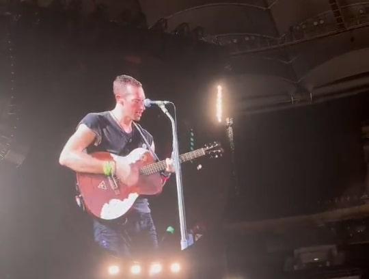 Gak Cuman di Indonesia, Chris Martin Coldplay juga Berpantun di Malaysia