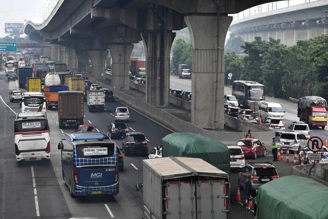 Puncak Arus Balik, Korlantas Polri Terapkan Contraflow di Tol Japek