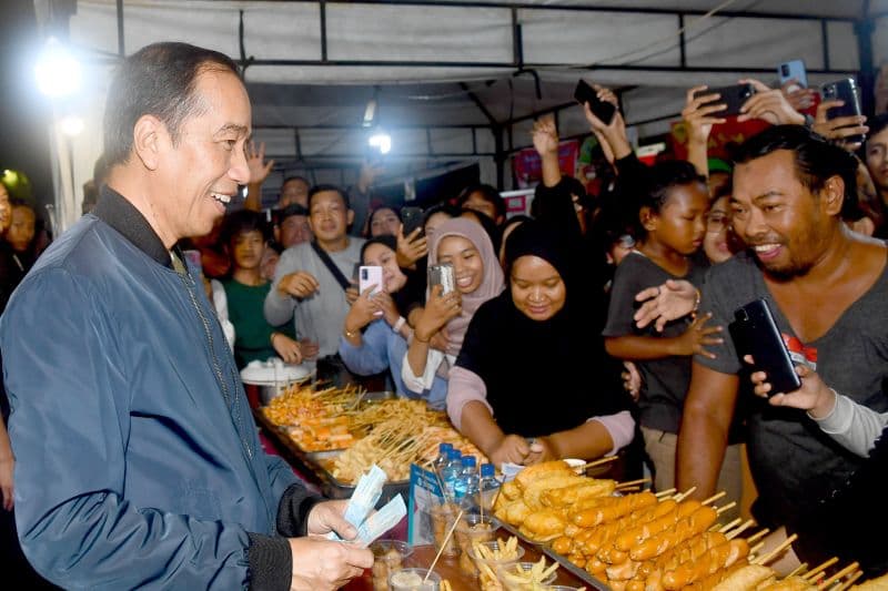 Jokowi Nikmati Malam Tahun Baru di Solo, Sapa Warga hingga Beli Temulawak dan Jajanan