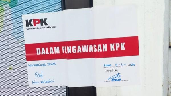 Segel 'Dalam Pengawasan KPK' Nempel di Pintu Ruangan Pejabat Pemkab Labuhanbatu