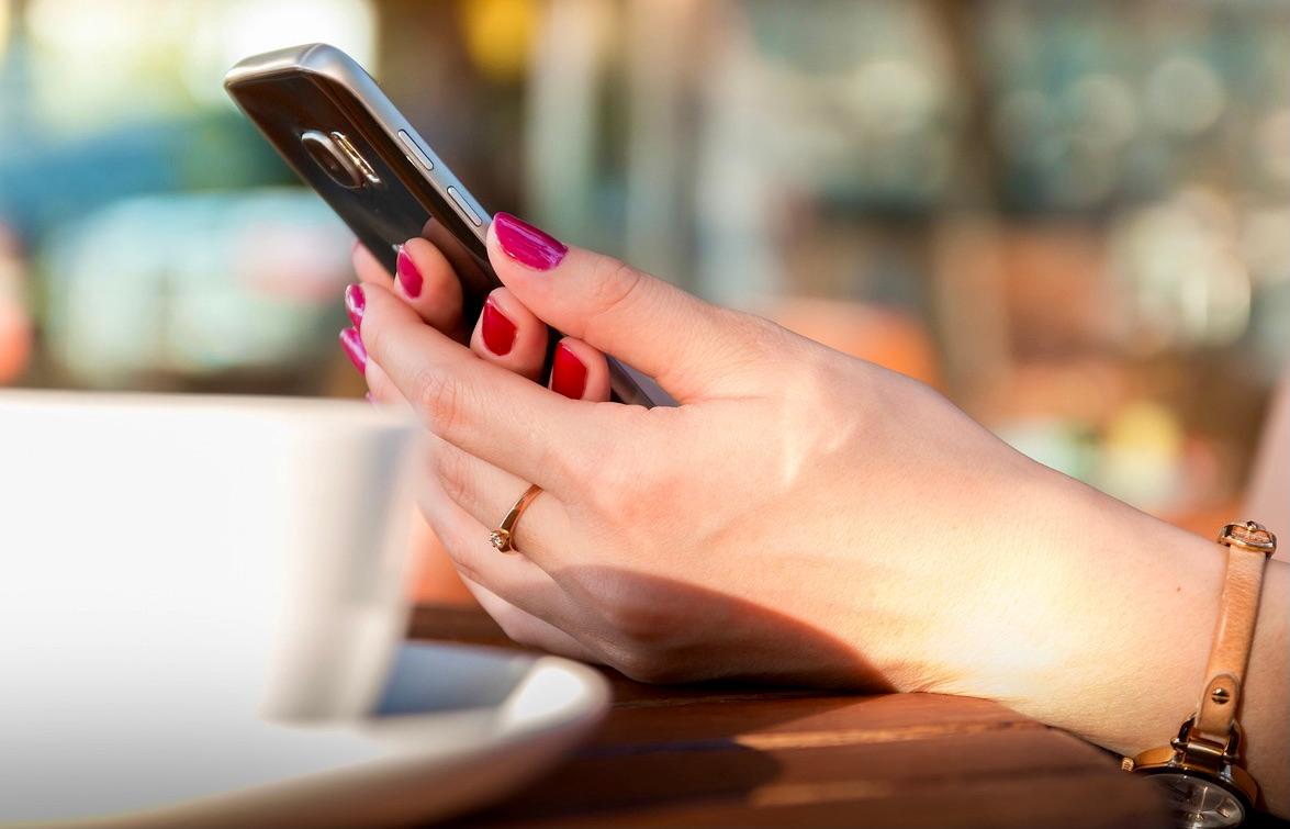 Ternyata Warga RI Paling Lama Pegang Gadget. Ini Risikonya!