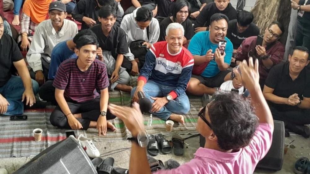 Ganjar Lesehan Bareng Warga Nonton Slank H-1 Hari Pencoblosan