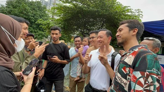 Nyoblos di TPS 08, Tom Lembong jadi Target Selfie Warga Permata Hijau