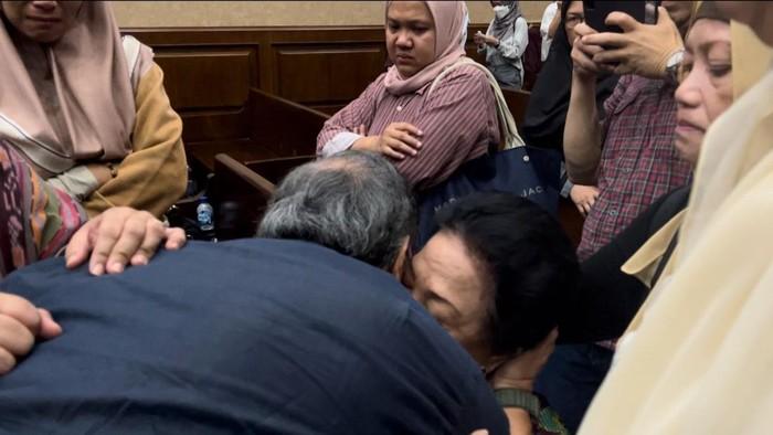 Usai Divonis 3 Tahun 6 Bulan Bui, Eks Dirjen Minerba Peluk Istri hingga Ibu Mertua