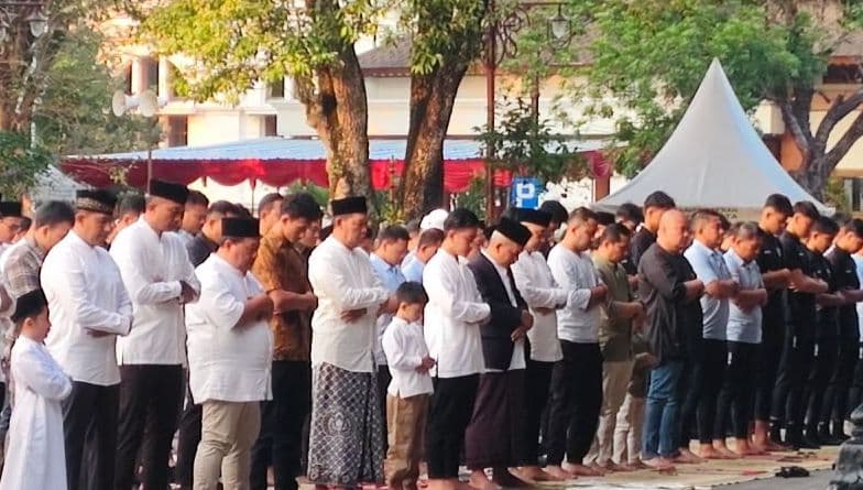 Gibran Salat Idul Adha Bareng Anak Istri, di Halaman Balai Kota Solo