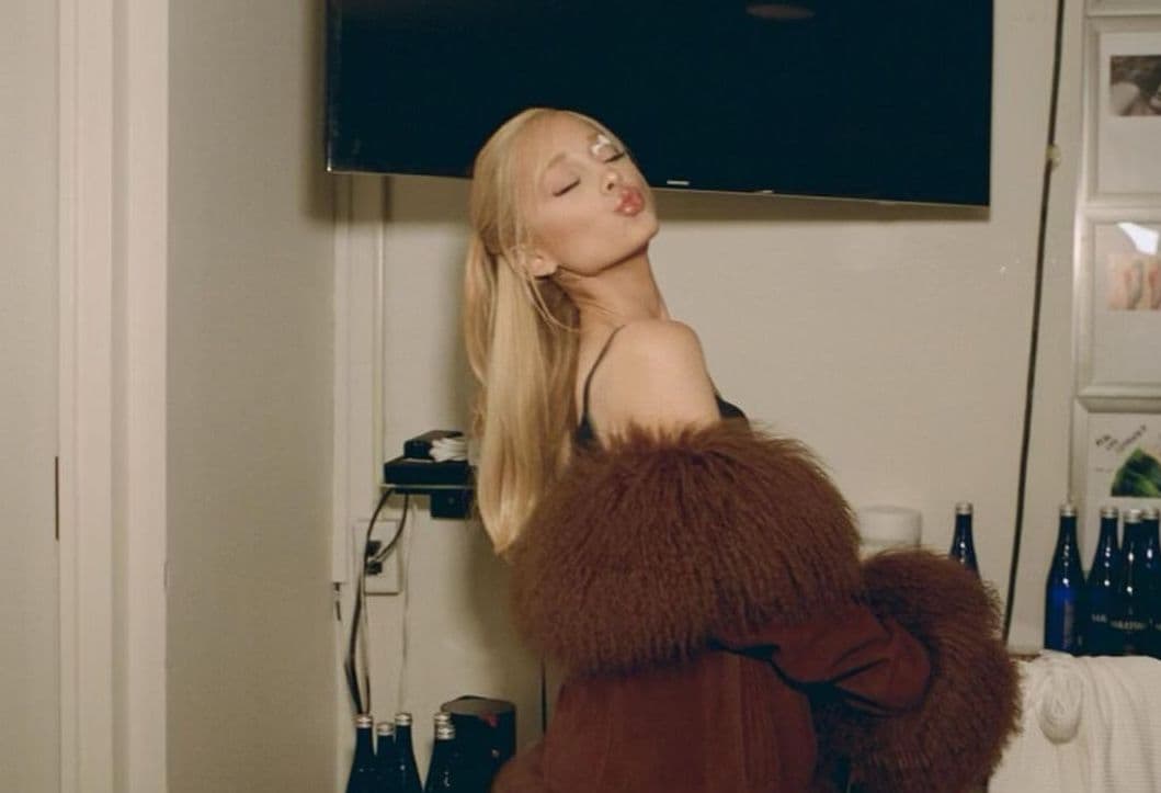 Ariana Grande Bergabung dengan Weverse