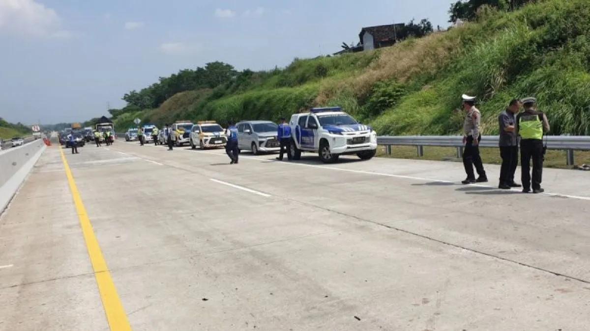Pajero Seruduk Truk Parkir di Tol Semarang-Batang, 4 Orang Tewas
