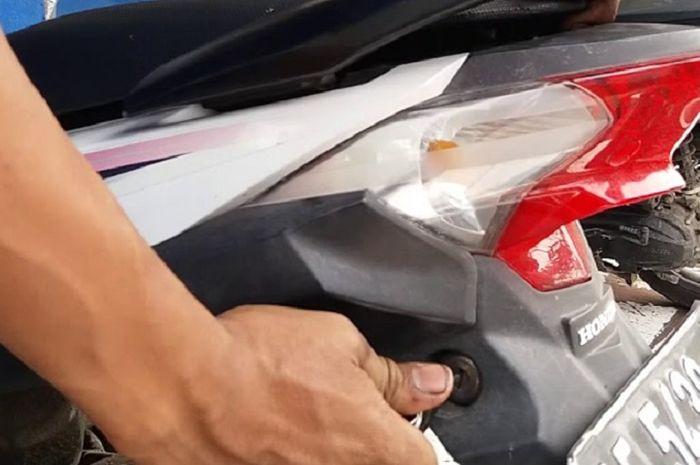 Duh! Jok Motor Sulit Dibuka saat Mau Isi Bensin? Ini Penyebabnya