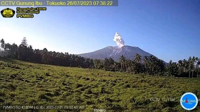 Gunung Ibu di Halmahera Erupsi Keluarkan Abu Vulkanik Capai 5 Km, Warga Diimbau Gunakan Masker dan Kacamata