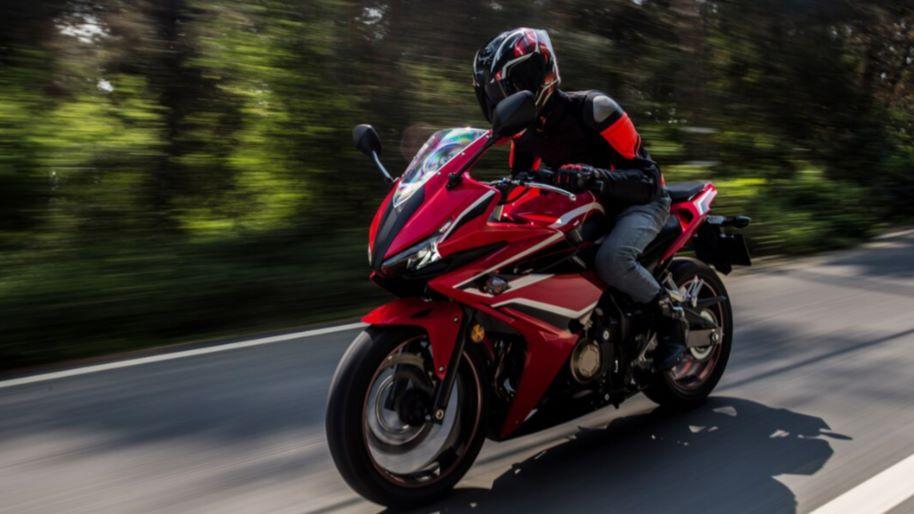 Bolehkah Pakai Sendal Jepit saat Mengendarai Motor? Simak Penjelasannya di Sini