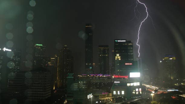 BMKG Prediksi Jakarta Hujan Disertai Petir Siang Ini