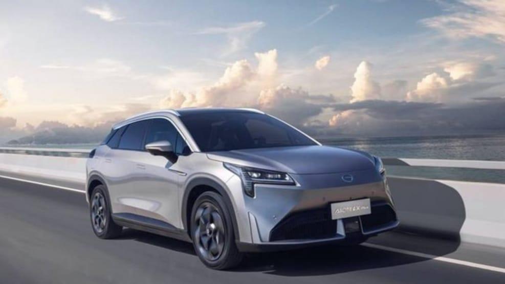 Mejeng di GIIAS 2024, Sedan Listrik AION ES Dibanderol Rp386 Juta