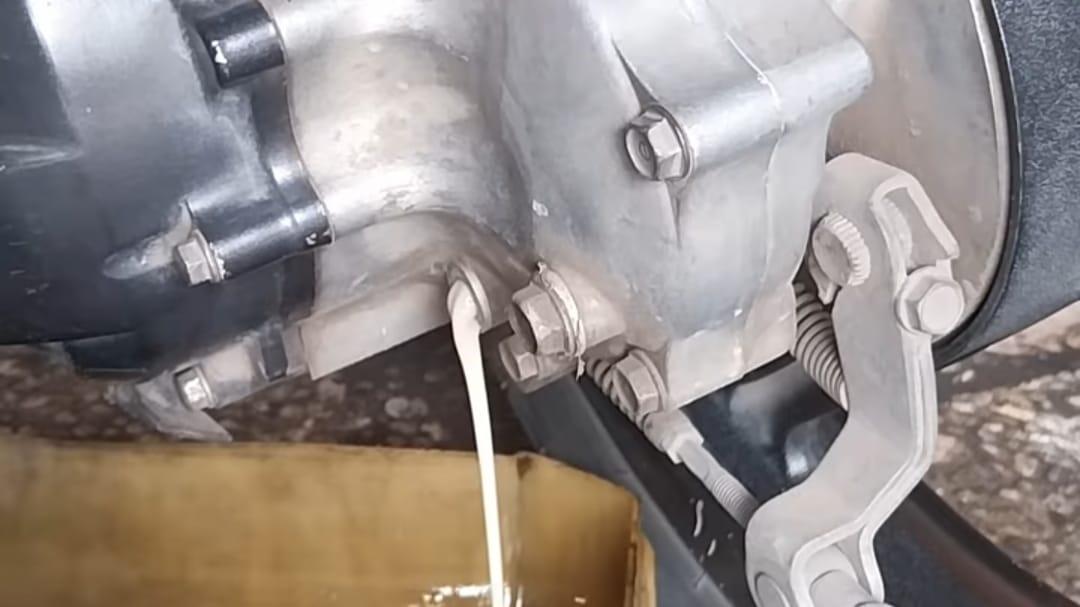 Ternyata Ini Penyebabnya Oli Berubah Warna jadi Putih Susu, Jangan Disepelekan!