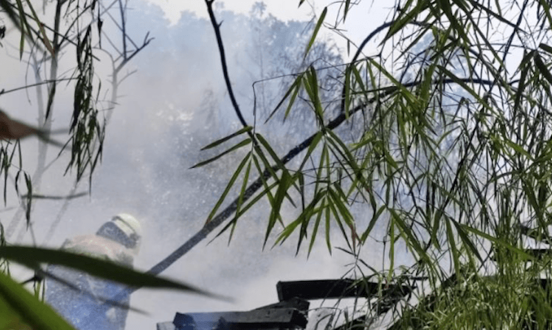 Lapak Kayu Bekas di Duren Sawit Terbakar