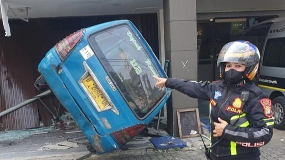 Angkot di Depok Tabrak Lansia Pejalan Kaki dan Tubruk Kios, Korban Dibawa ke RS