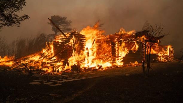 315 Mobil Damkar Dikerahkan Padamkan Kebakaran Besar di Yunani