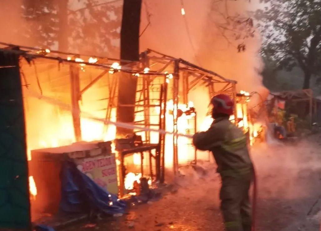 Gegara Pembakaran Sampah, Kios Kaki Lima di Parung Bogor Terbakar