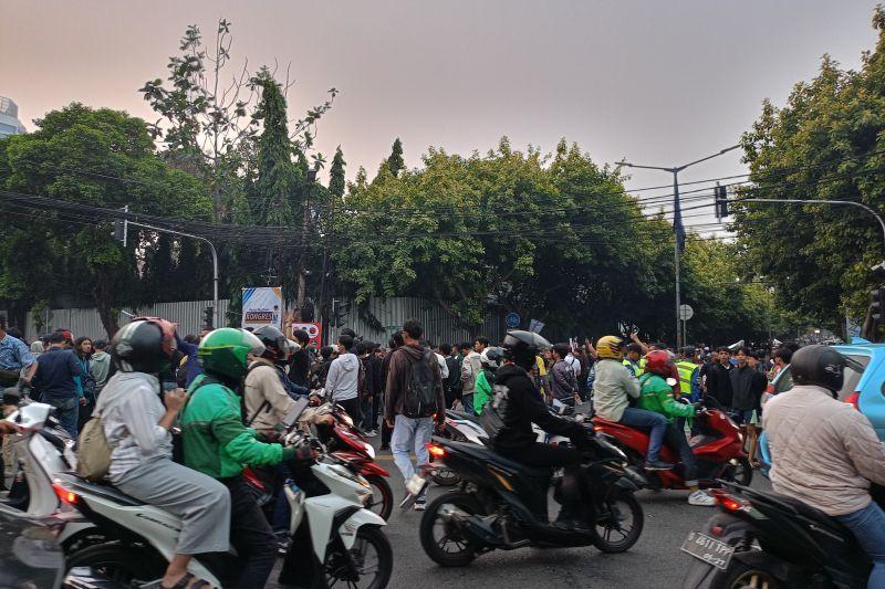 Motor dan Mobil Terjebak Macet di Jalan HOS Cokroaminoto Imbas Aksi Depan KPU RI